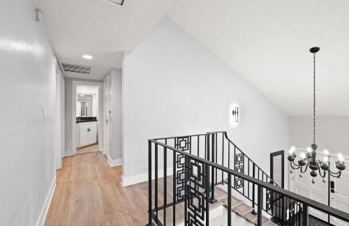 Serene Hilltop Oasis Above the City w Private Pool - Foto 32