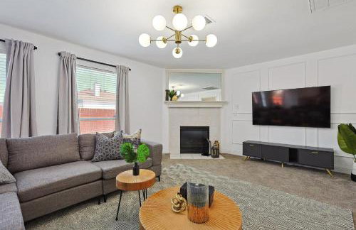 Modern Comforts & Classic Charm w Pool 5BD - Foto 8