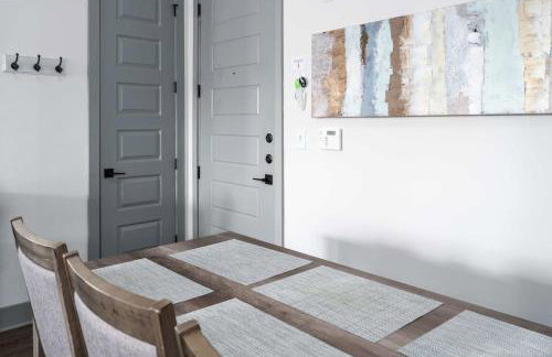 Luxury Apartment with Pool, Restaurants, Shopping) - Photo 15