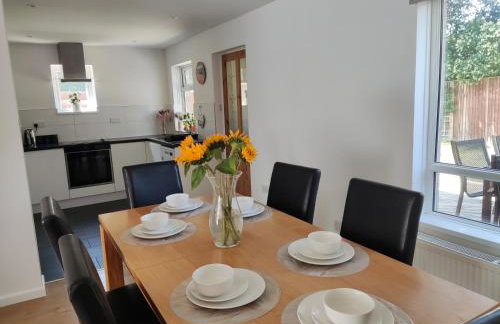 3 Bedrooms, PARKING 3 cars, GARDEN, Wi-fi, CONTRACTOR STAY, close to the Beach, Shops, Hospital, Airport - Foto 6