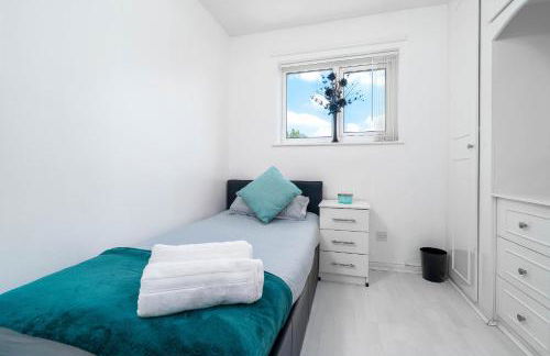 Modern 4 bedroom home ideal for Contractors, Groups and families ,FREE parking for multiple vehicle's - Foto 7