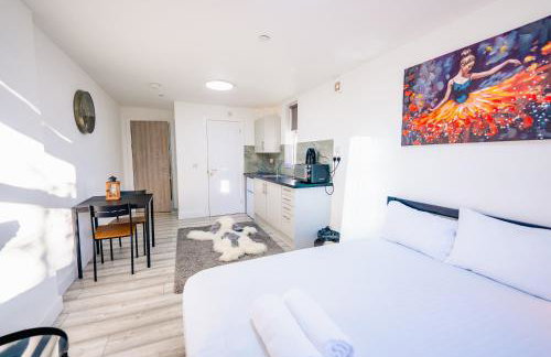 Cozy Cardiff Studio - City Center Gem with Patio - Photo 5