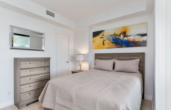 QuickStay - Chic in Yorkville (Yonge & Bloor) - Photo 2