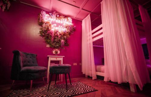 Manchester's ONLY themed slumber party suite for 8 with makeup room - Photo 22