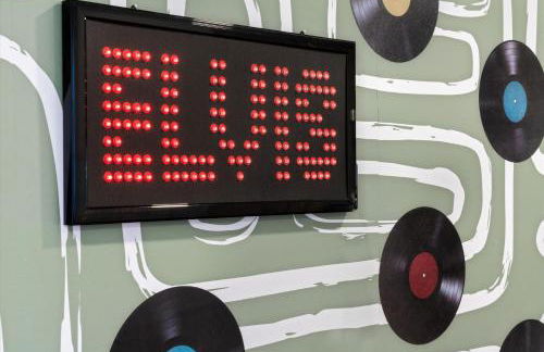 Hot Tub & Pool Table Mins to Beale Renovated - Foto 10