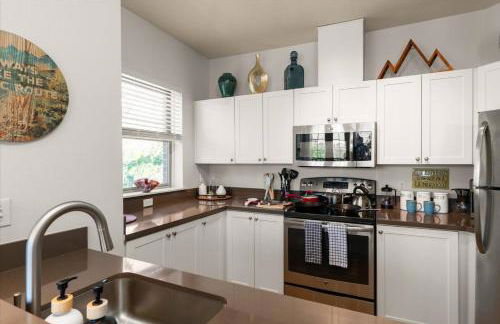 Chic 2BR • King Beds • Huge Patio • 95 Walk Score! - Foto 30