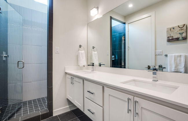 Upscale 2 bedroom Dallas TownHome - Foto 18