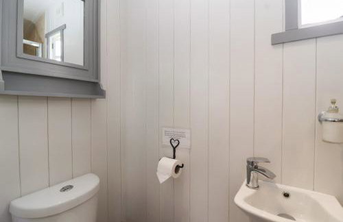 The Shepherds Hut - Photo 10