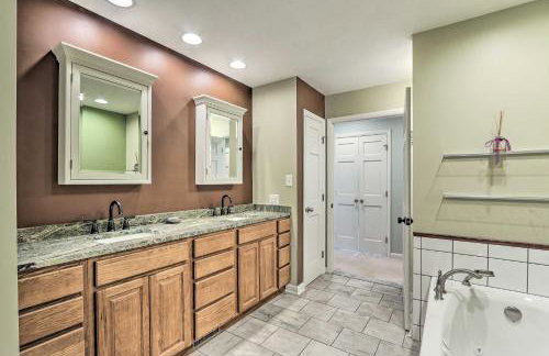 Charles Town Home with Private Pool and Hot Tub - Foto 23