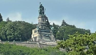 Design am Rhein I Traumlage Rheinufer I 3BR I Küche I öffentl Parkplätze I helloYOU apartments x BRIGHT Collection - Foto 5