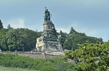 Design am Rhein I Traumlage Rheinufer I 3BR I Küche I öffentl Parkplätze I helloYOU apartments x BRIGHT Collection - Foto 5