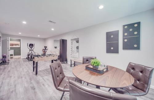 5BR Farmhouse Lake Retreat Pool Hot Tub Theater - Foto 42