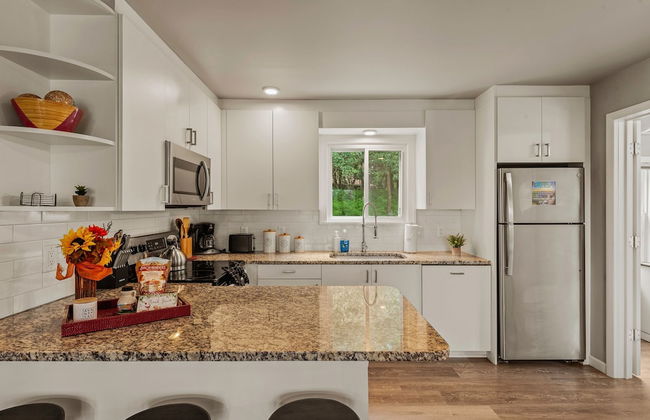 Inn the Poconos by Avantstay Private Lake Access Enclosed Hot Tub - Photo 12