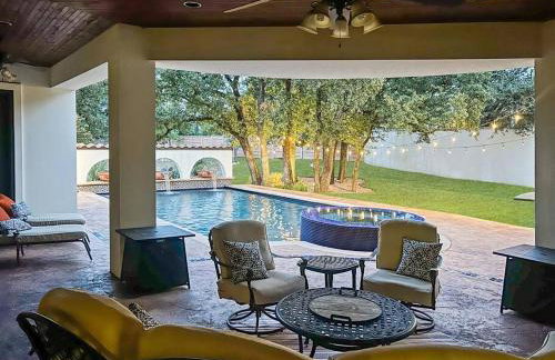 Stunning Spanish-Style Retreat with Pool Sleeps 28 - Foto 1