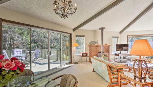 Woodsy Willow Creek Getaway with Pool and Deck! - Foto 5
