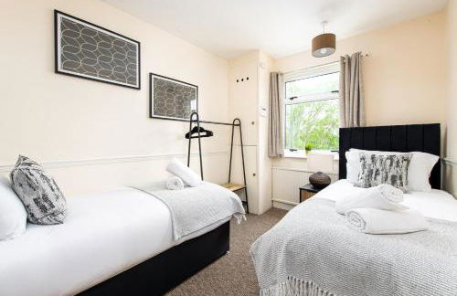 NEW Business & Long Stays- Sleeps7-by FabAccommodation - Foto 3