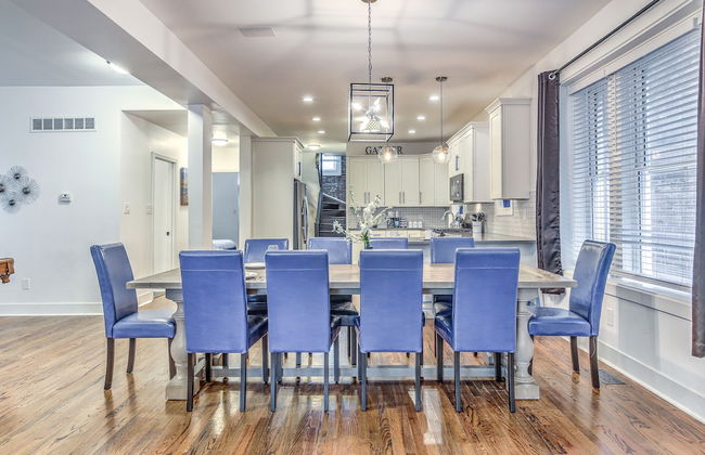 Expansive Downtown Home | JZ Vacation Rentals - Photo 24