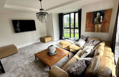 Luxury 4-bed home with club room - Photo 7