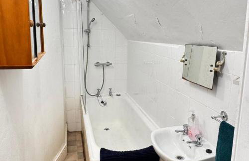 BUDGET APARTMENT - quiet, compact, FREE PARKING & WiFi easy access to Cardiff - LONG TERM OFFER! - Foto 12