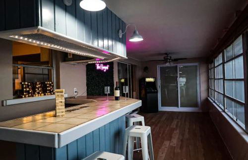 Four Bed Home with Pool Game Room Bar Near Beach - Foto 34