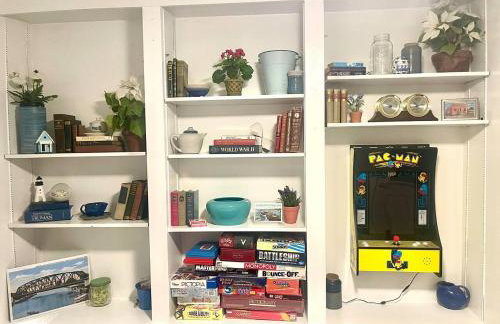 Coastal Cape Cod w/ King Bed, Game Room, & Bikes! - Foto 17