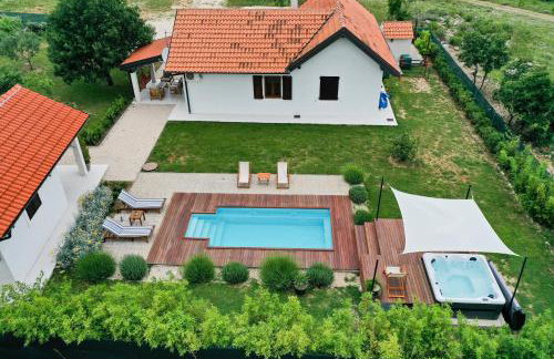 Villa Ena with Pool & Jacuzzi - Photo 3