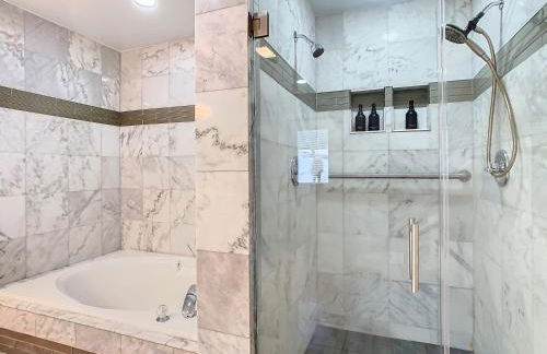 Poolside Paradise with Basketball Court - Foto 35