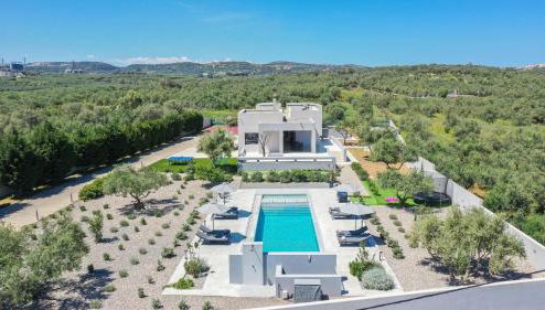 Nostra Terra Villa, 2-acre Secluded Nature Escape with Heated Pool, By ThinkVilla - Foto 1, sunbed