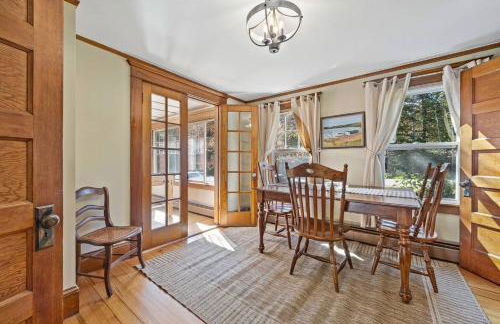 Coastal Red Farmhouse w/Firepit - Holiday Home - Foto 28