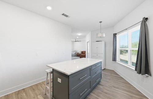 Modern Pine-Scented Retreat – 30 Mins to Beach! home - Foto 20