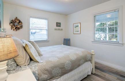 Beach Pines Bungalow by Avantstay Classic Cottage Steps to the Beach w/ Private Yard - Foto 27