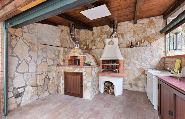 Valley View Villa in San Mango D'aquino with Hot Tub - Foto 9