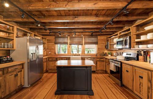 3BR Luxury Log Cabin Near Franklin - Foto 25