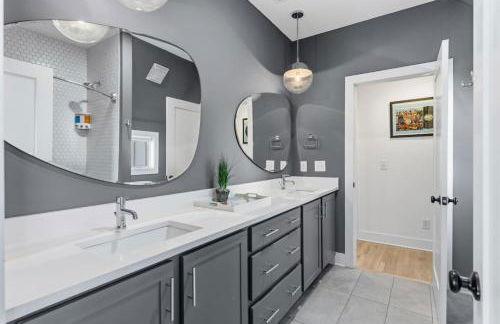 Modern House by Downtown with Garage and Fenced-in Yard - Foto 41