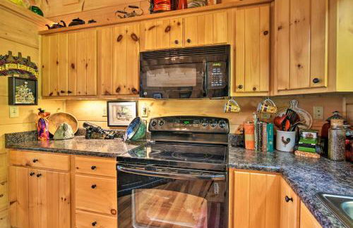 Cabin with BBQ and Games - Walk to Blue Ridge Parkway! - Foto 8