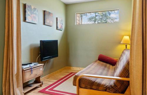 Cozy 2BR with Great Views Near Trails - Photo 17