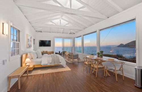 Distinguished Oceanfront Point Estate with Iconic Beach Mountain Vistas - Foto 33