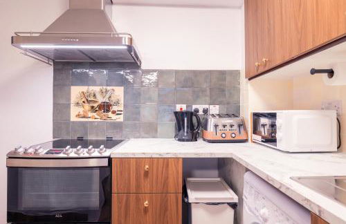 Near Heathrow T5 Slough Windsor sleeps 3-4 - Photo 11