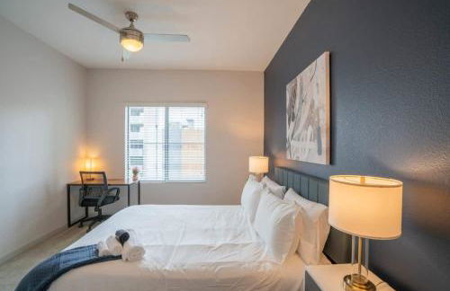 Modern 2BD DT - Balcony, Gym, W-D, Parking - Sleeps 8 - Photo 33