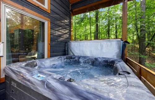 Cozy Cabin with Hot Tub, Fire Pit and Arcade Games - Foto 2