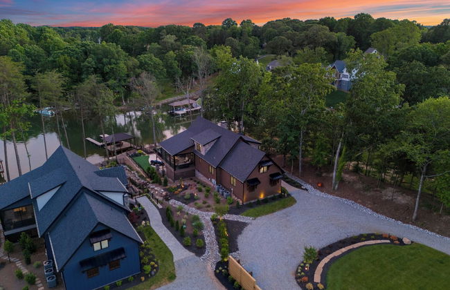 Black Bear Lodge by Avantstay Lakefront, Dock, Pool, Theater Sleeps 20+ - Foto 72