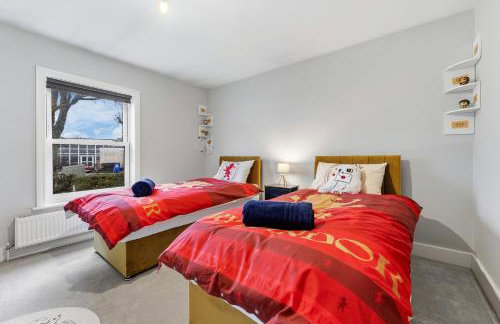 The Lumos House - 4 Bed Home w Parking near Harry Potter Studios - Foto 16