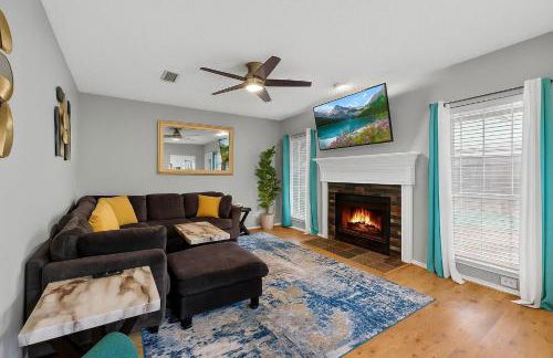 Newly updated 5BR/2.5BA w/pool sleep 16 ppl• - Photo 2