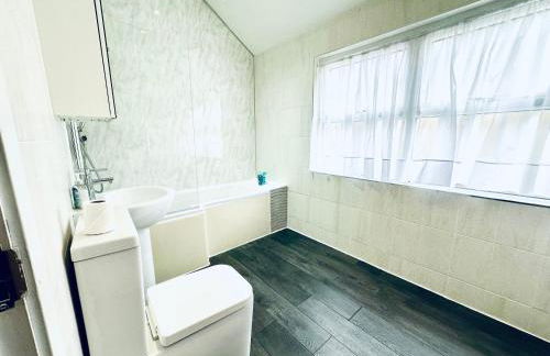 Stylish 1 Bedroom Flat in the Heart of Staines - Foto 12