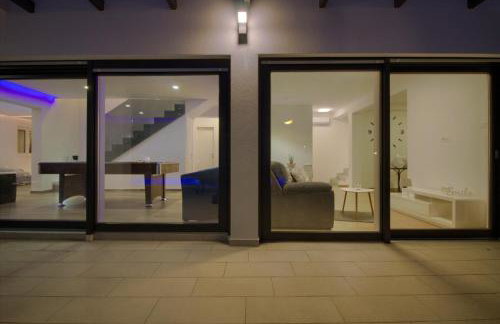 Luxury Villa with extra heated pool with hydromassage, biliard near town center and beach by WiiBuk - Foto 17