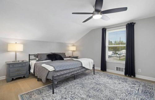 Great Location! 2BR - King Bed - Private Laundry - Foto 1