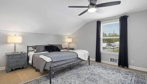 Great Location! 2BR - King Bed - Private Laundry - Foto 1