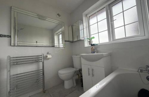 Spacious Modern 3 Bed Home Near Batley Train Station with Free Parking - Foto 22