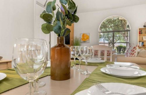 Modern Retreat Pool and Game Room - Foto 11