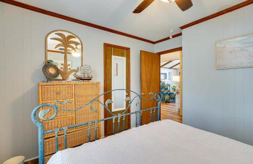 Oak Island Vacation Rental with Decks, Walk to Beach - Foto 22